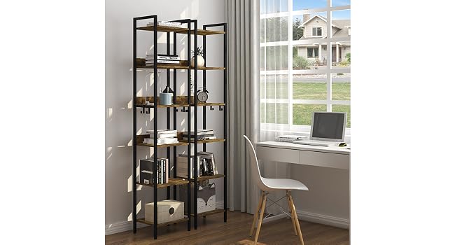 Estantería de estilo industrial de cinco niveles con estantes de madera y estructura de metal negro, colocada junto a una ventana con un escritorio y una silla a la vista