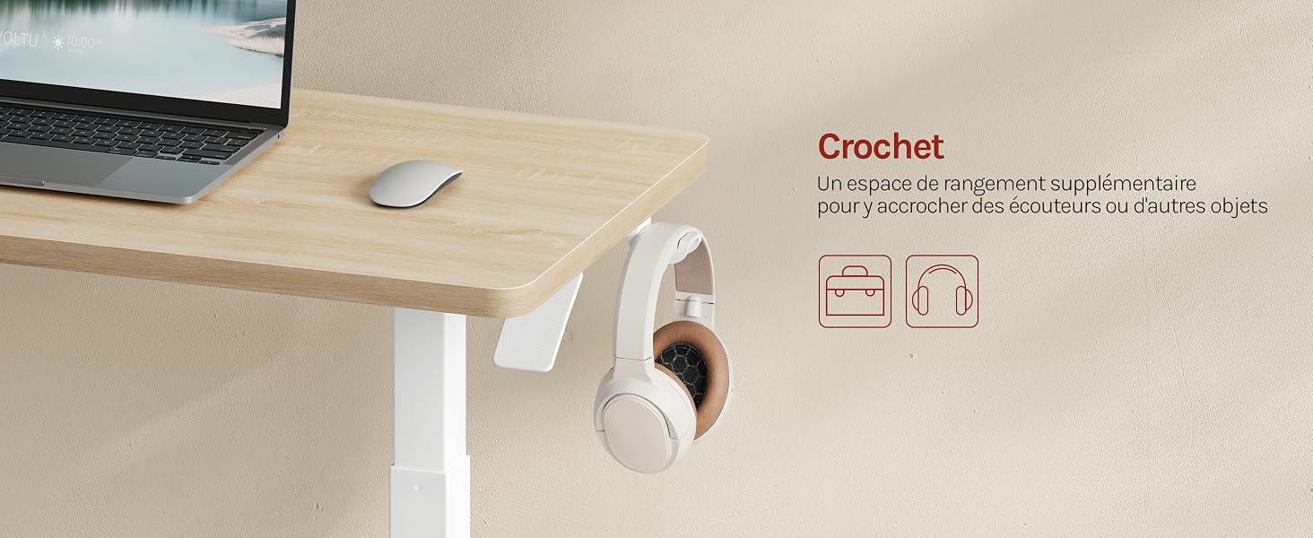 Le texte indique « Crochet ». Espace de travail de bureau avec ordinateur portable, crochet blanc et matériaux en fil, ciseaux et autres fournitures d'artisanat sur une surface en bois clair.