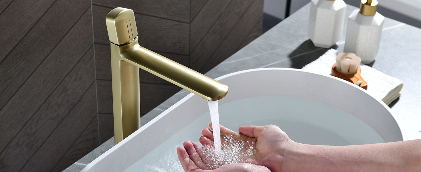 au design élégant, illustré en fonctionnement avec de l'eau coulant dans des coupelles au-dessus d'un lavabo blanc