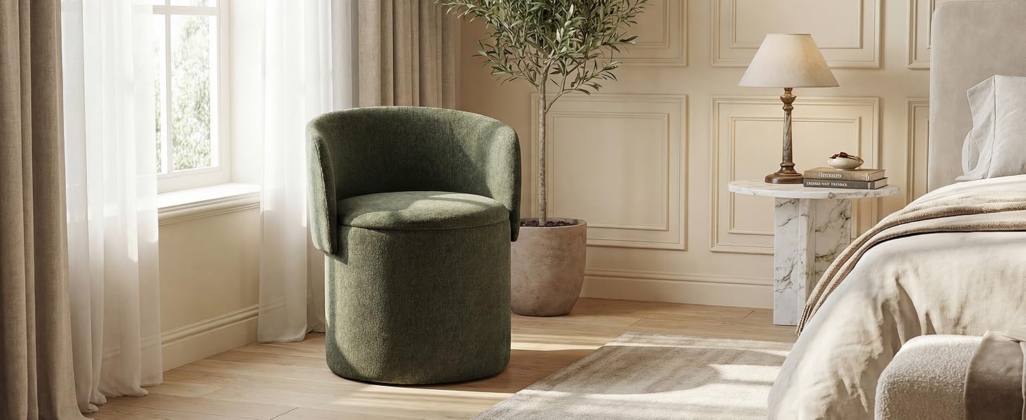 Scena interna moderna che mostra un soggiorno con pareti beige, con mobili contemporanei tra cui un grande pezzo circolare verde e illuminazione naturale.