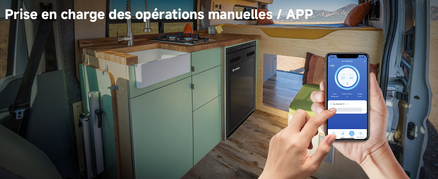 Les mains tenant le smartphone affichent l'interface de l'application avec une icône circulaire bleue. L'arrière-plan montre l'intérieur du camping-car avec des armoires vertes et un comptoir en bois
