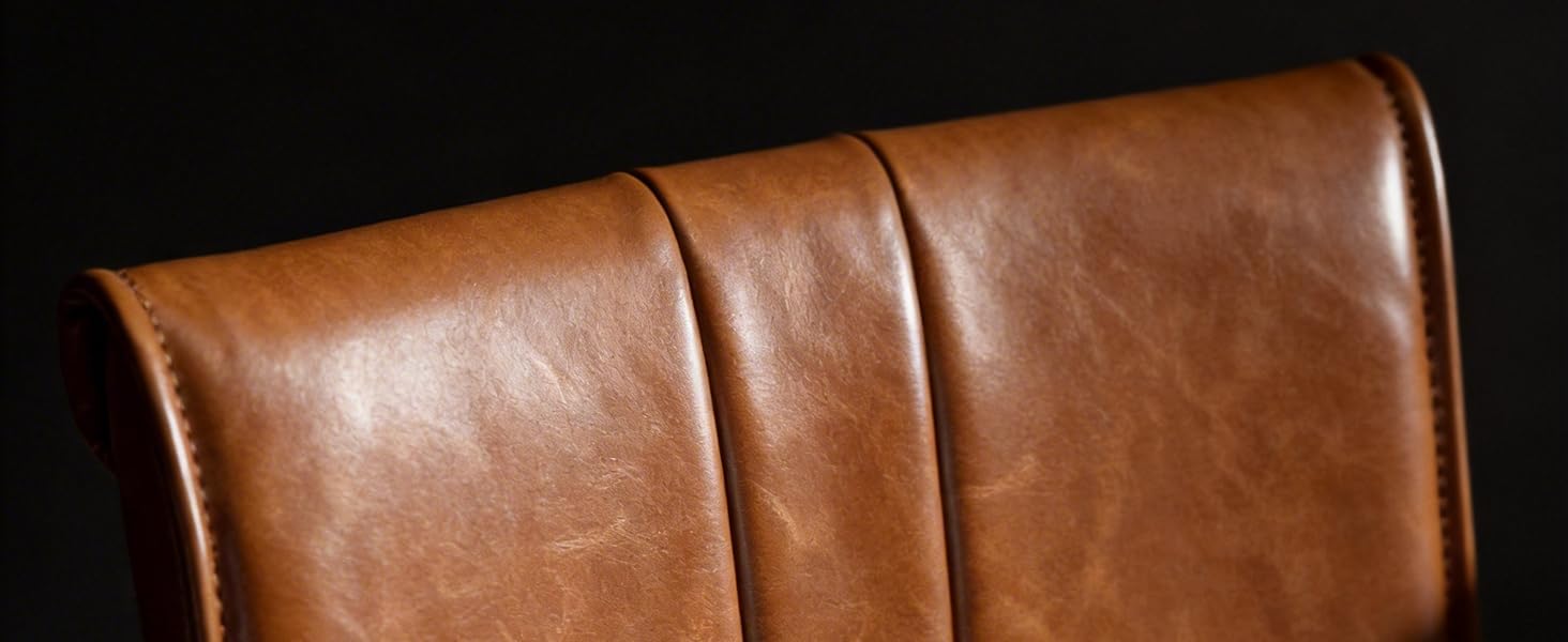 Vues rapprochées de la surface du meuble en cuir brun riche montrant la texture et les détails de couture sous plusieurs angles.