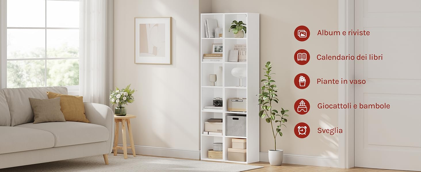 Soggiorno con divano beige, libreria bianca e oggetti decorativi.