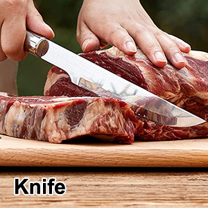 Gros plan des mains à l'aide d'un couteau de cuisine bien aiguisé pour couper de la viande crue sur une planche à découper en bois