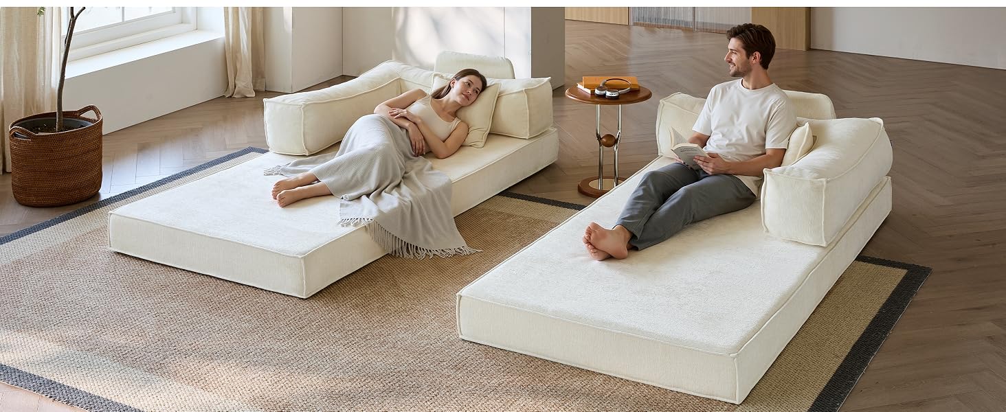 Dos personas descansan en camas separadas de plataforma baja de color crema con ropa de cama neutra en una habitación luminosa con mesas auxiliares de madera y alfombra.