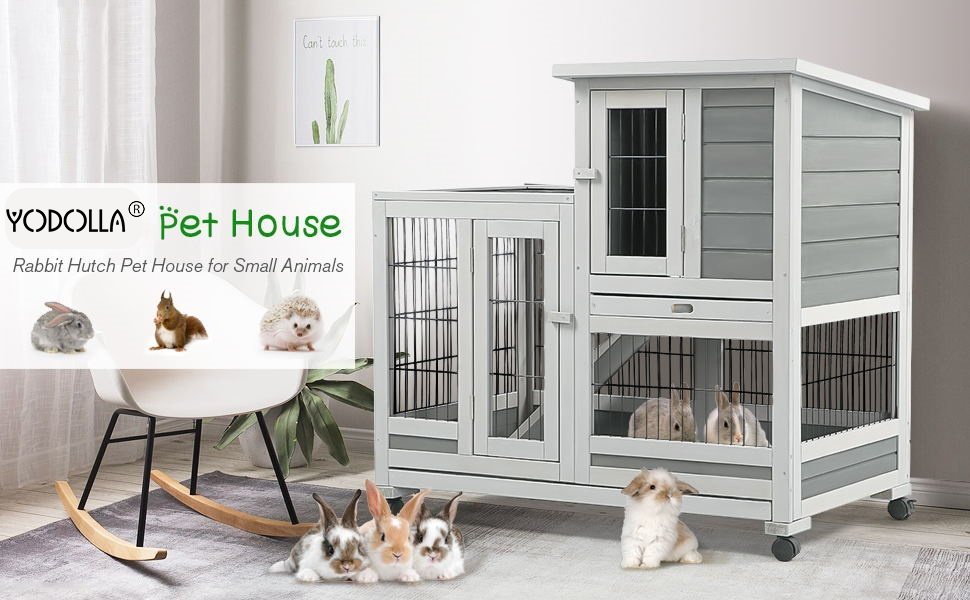 Der Text lautet „YOKOUA Pet House“. Mehrere Ansichten eines weiß-grauen Tiergeheges mit Rädern, Netzfenstern, mehreren Türen und einer erhöhten Plattform.