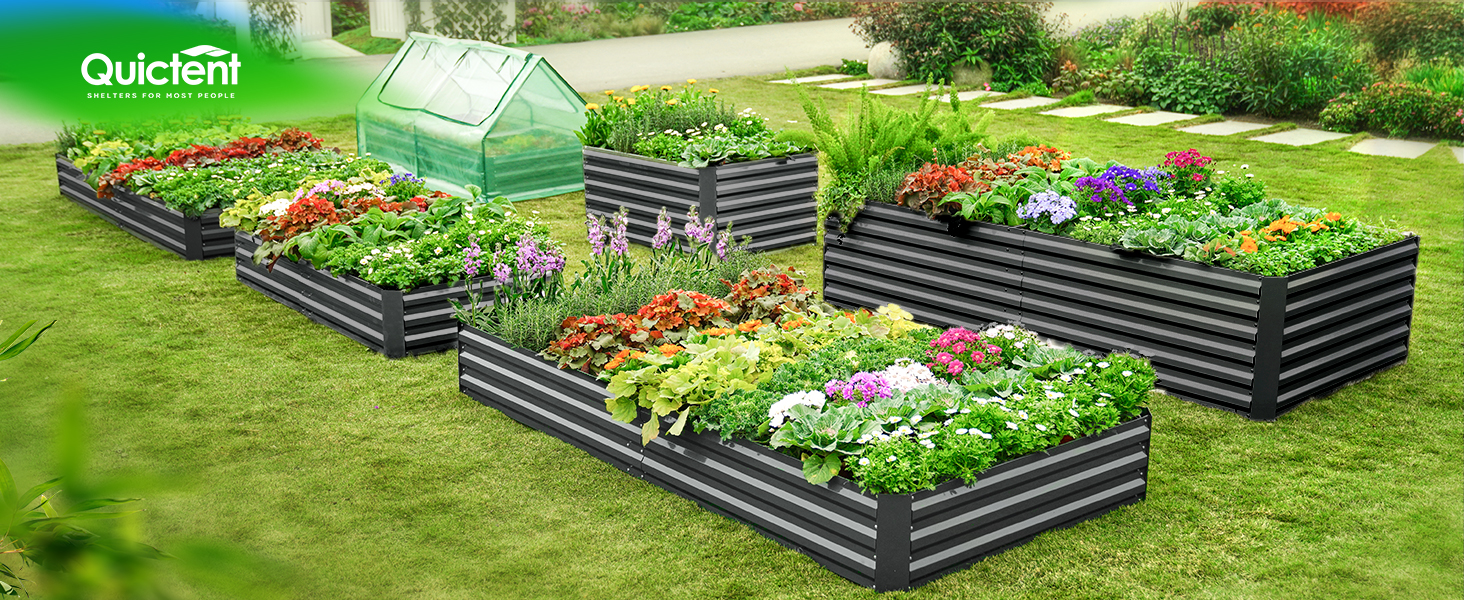 Vue aérienne de parterres de jardin surélevés disposés selon un motif géométrique. Plusieurs jardinières rectangulaires noires remplies de diverses plantes et légumes verts.