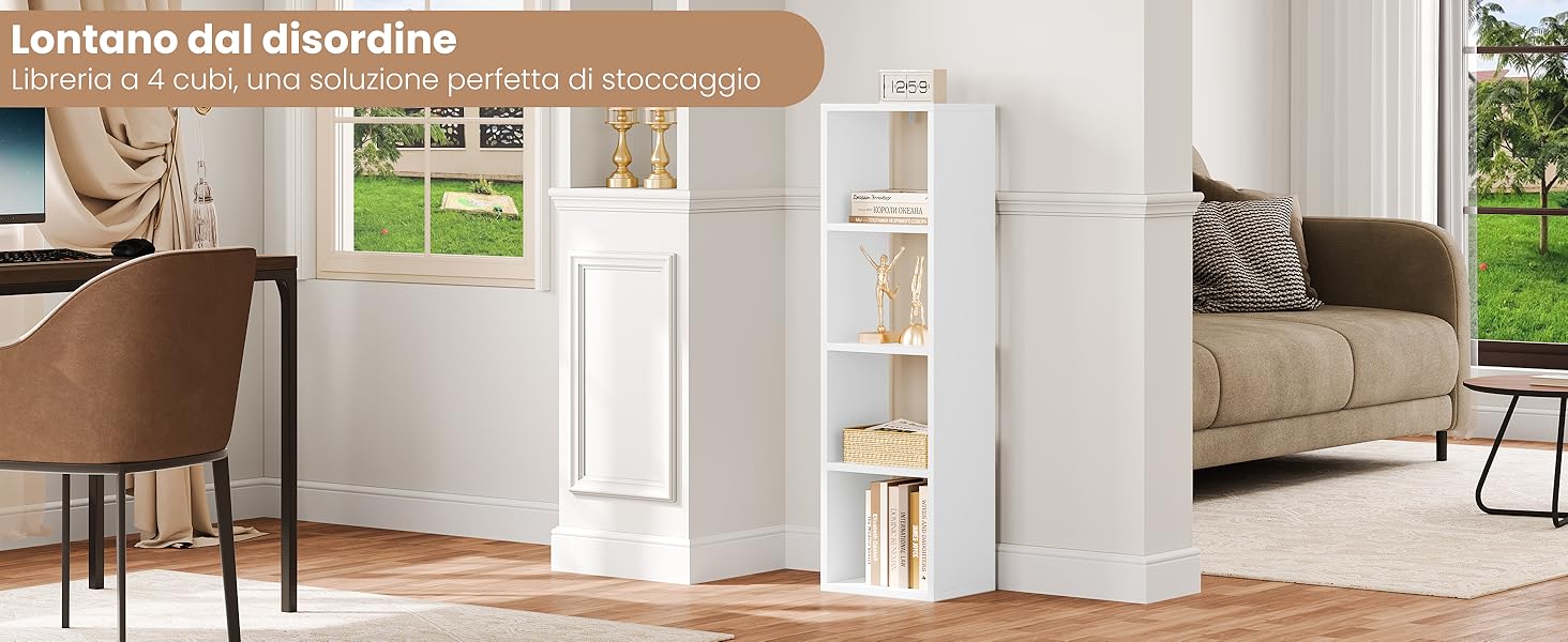 Divisorio bianco con scaffali che separano gli spazi abitativi. I mobili visibili includono un divano e una sedia. Il testo in italiano menziona