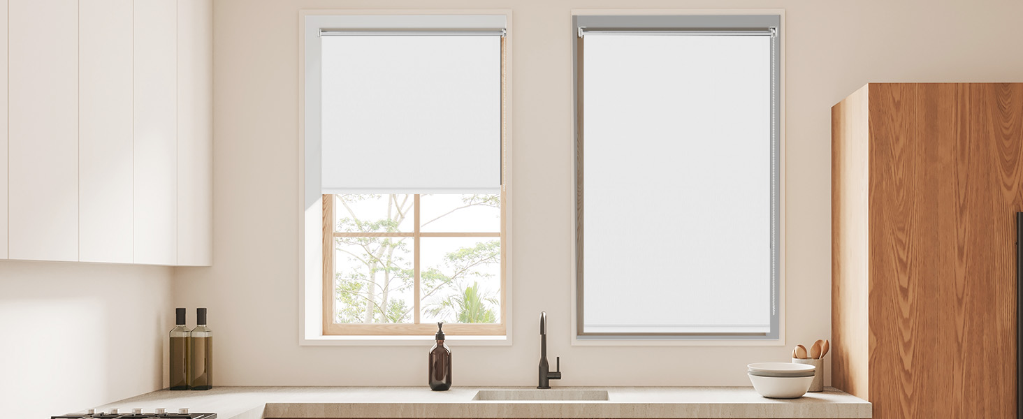 Chambre intérieure minimaliste moderne avec des murs blancs, du parquet et des cadres blancs vides fixés au mur près des fenêtres.