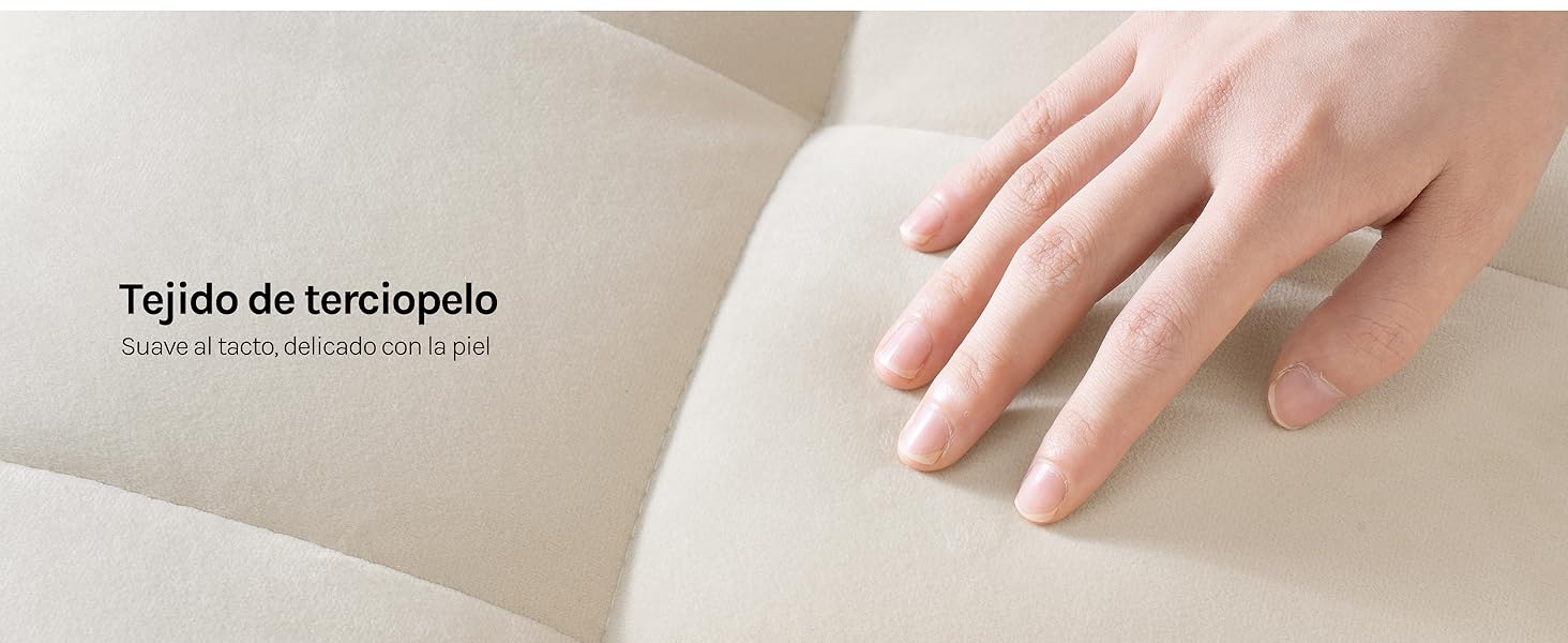 El texto dice «Talão de tersopoeio 5 - Artículo 1415 - 14 x 10,5 cm».
[SENTENCE 13] Primer plano de las manos sobre una superficie textil de color beige, que muestra el contacto de la piel con el material.