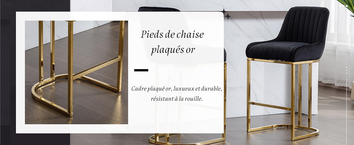 Pieds de chaise dorés et tabouret de bar rembourré noir avec capitonnage à canaux verticaux. Le tabouret présente un design élégant avec un dossier incurvé et une structure dorée.