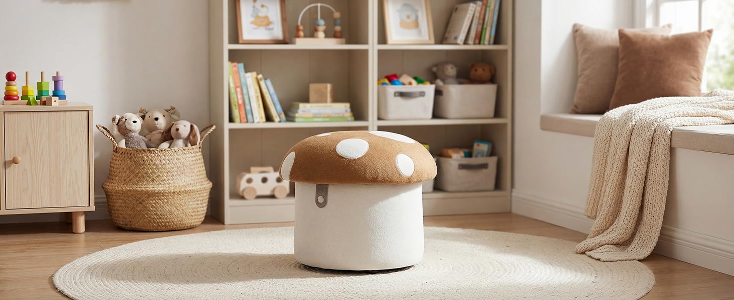 Interno minimalista della cameretta dei bambini con pouf portaoggetti rotondo bianco con trama intrecciata, scaffale aperto in legno, cestino intrecciato, tappeto color crema ed elementi decorativi neutri.