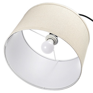 ein weißer Schirm auf einer Lampe