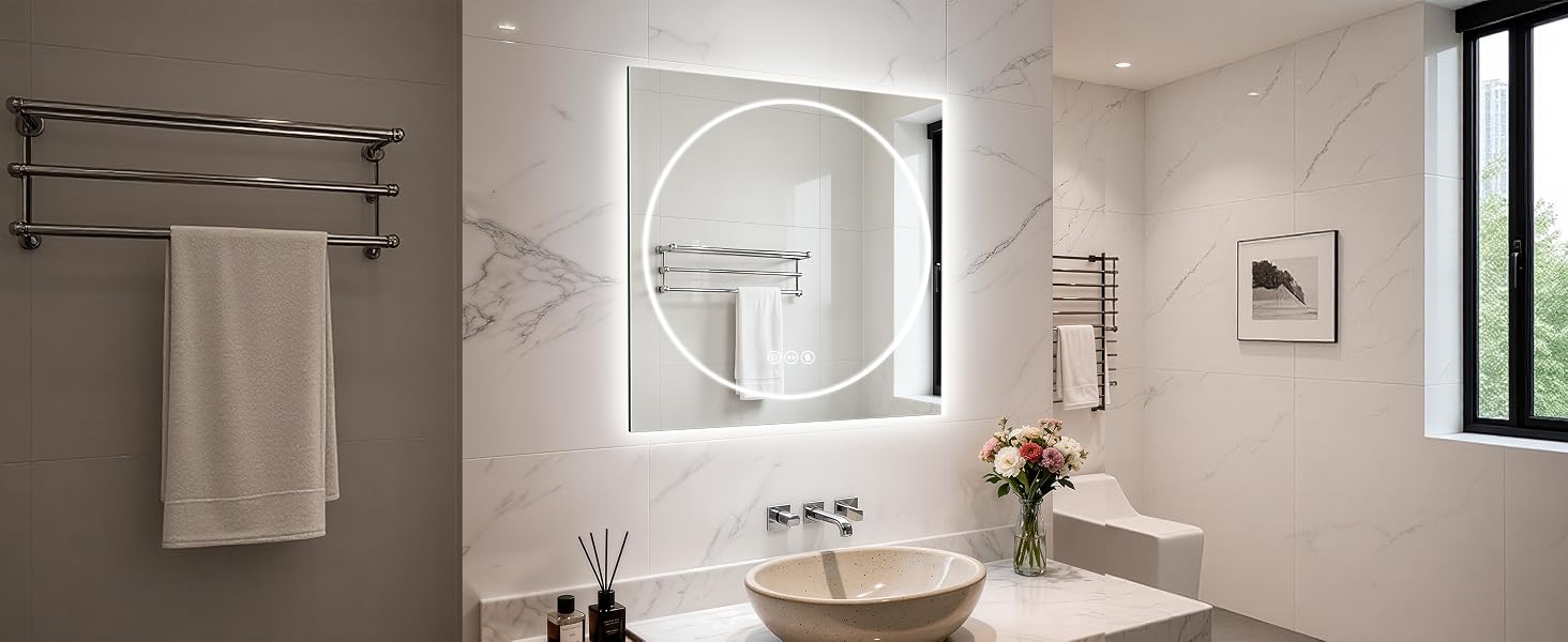 Moderno bagno interno con infissi bianchi, pareti effetto marmo ed elementi di design minimali. Diverse angolazioni mostrano la vasca da bagno indipendente e gli accessori da bagno.