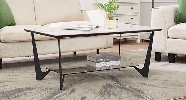 Mesita moderna con tapa blanca y estructura de metal negro con patas anguladas y estante inferior, que se muestra en la decoración de la sala de estar.