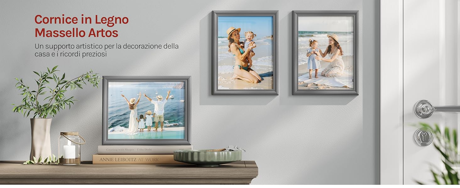 Il testo recita «Cornice di Legno Quadrata in Stile Nordico». Espositore per la casa con opere d'arte botaniche e paesaggistiche incorniciate su parete bianca sopra la consolle con piante in vaso e oggetti decorativi.