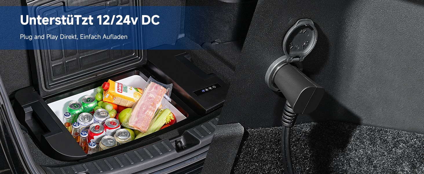 Tragbarer Autokühlschrank mit 12/24 V DC-Unterstützung. Öffnen Sie die Kühlbox, in der sich verschiedene Getränke und Snacks befinden. An die Steckdose des Fahrzeugs