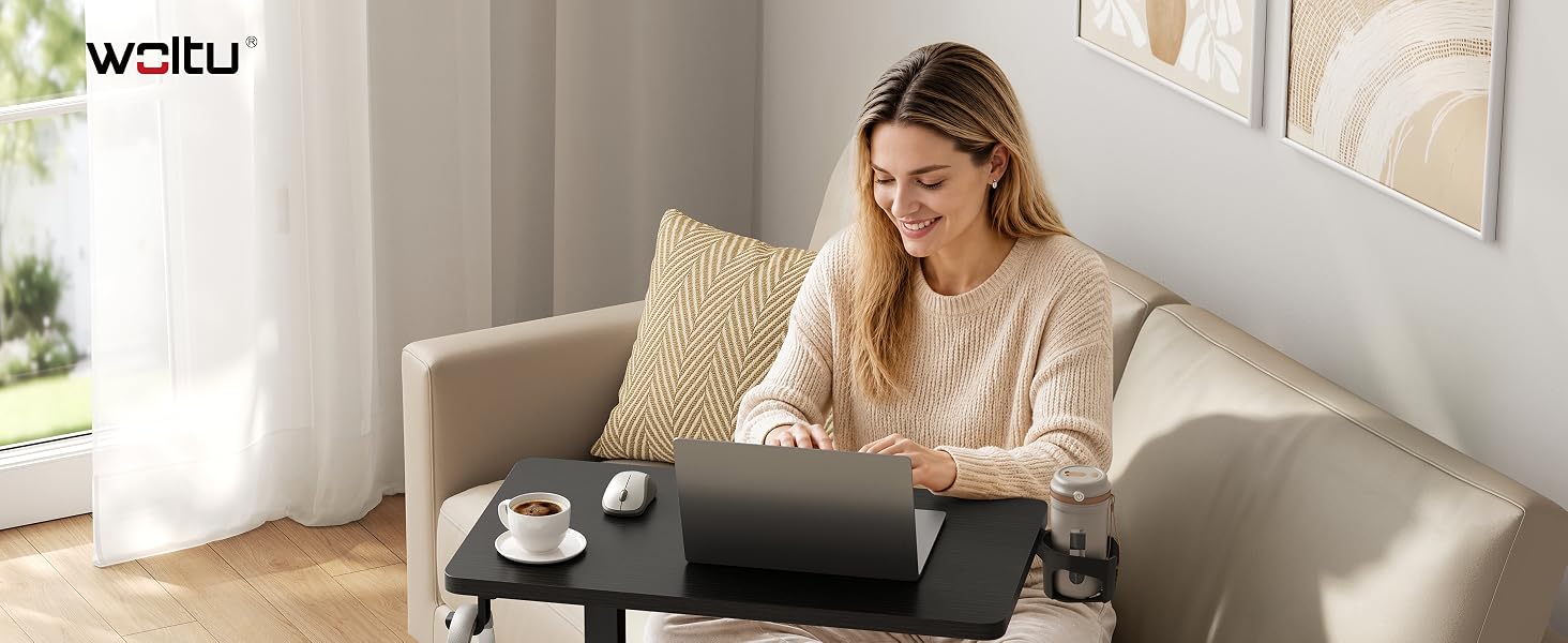 Le texte indique « weltu ». Femme assise sur un canapé utilisant un ordinateur portable avec un organiseur de bureau/unité de rangement noir au premier plan sur une petite table.