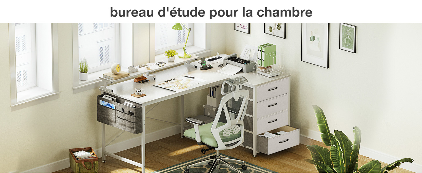 Configuration de bureau à domicile blanche moderne avec bureau en L, tiroirs et étagères. Comprend une chaise, un ordinateur portable et des plantes décoratives dans une pièce lumineuse avec fenêtres.