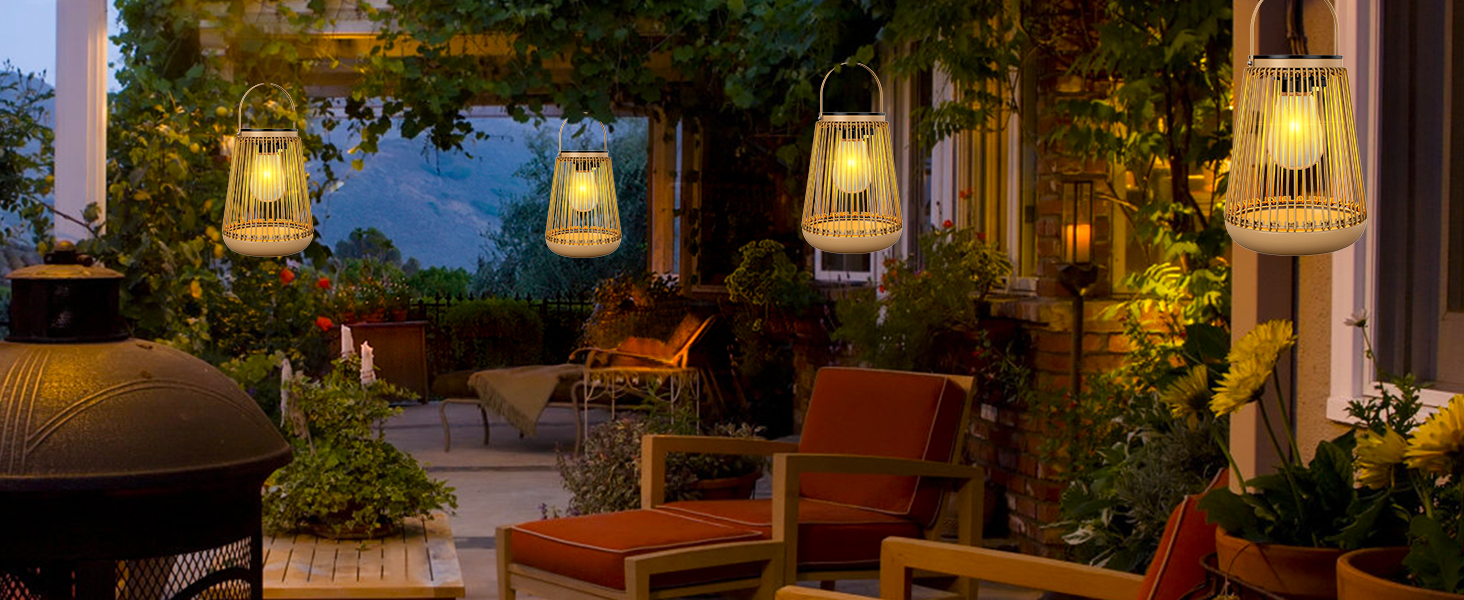 Terrasse extérieure avec mobilier en bois et lanternes suspendues. Un éclairage chaleureux illumine les plantes en pot et le coin salon, créant une ambiance chaleureuse en soirée