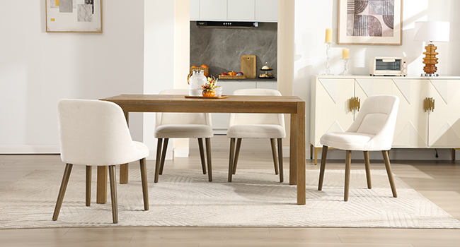 Moderno set di mobili per sala da pranzo con tavolo in legno con sedie bianche. Le angolazioni multiple mostrano la disposizione completa del set da pranzo in un ambiente interno minimalista.