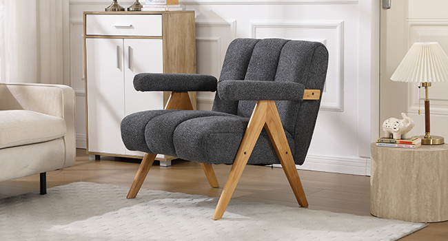Interno moderno del soggiorno con mobili minimalisti, con divano di colore chiaro, sedia in legno ed elementi decorativi in tonalità neutre.