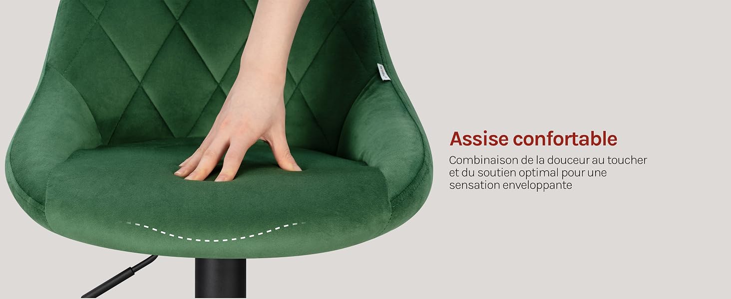 Le texte se lit comme suit : « Assises confortables ». Images rapprochées d'une chaise rembourrée vert émeraude avec des détails de garniture cloutés, montrant différents angles de la surface d'assise.