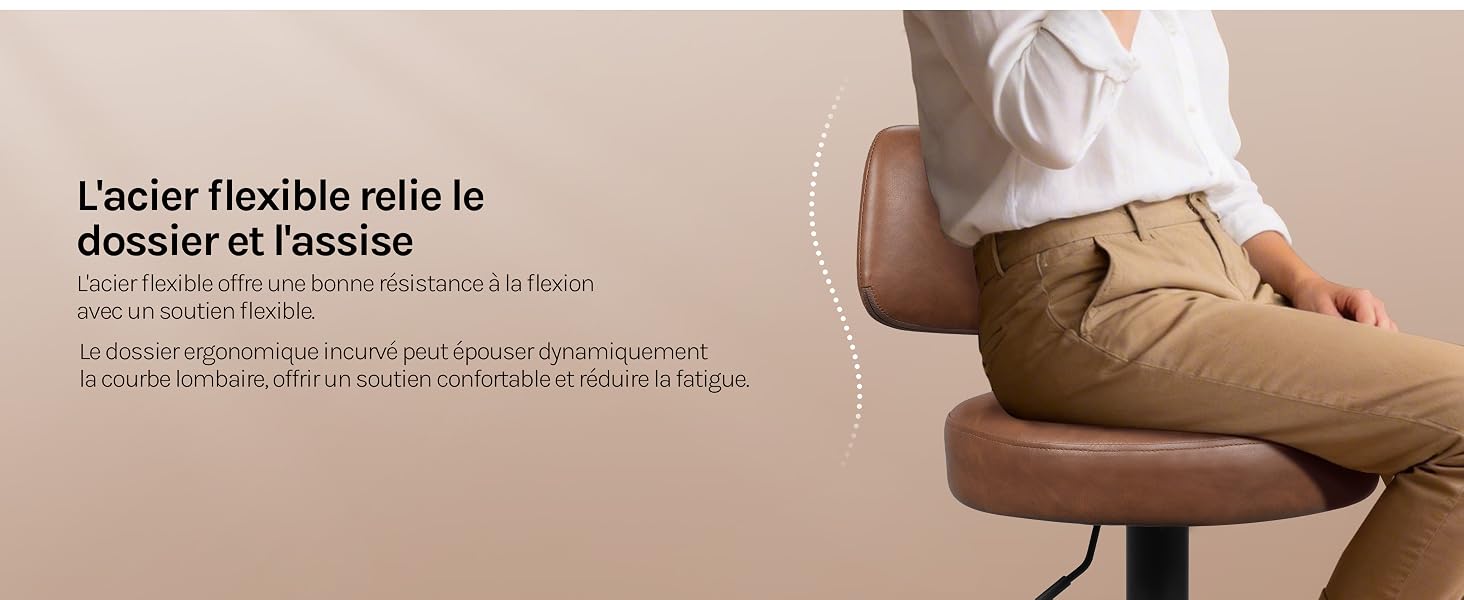 Le texte indique « L'actief flexible relie le dossier et l'assise » avec une description du produit en français. Personne portant un pantalon marron assise sur un tabouret ou une chaise blanc sur fond neutre.