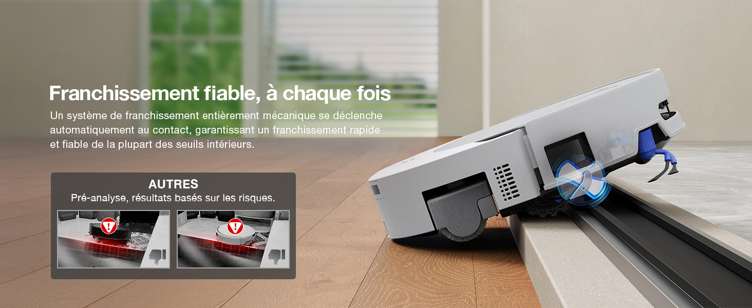 Gros plan d'une caméra de sécurité blanche ou d'un capteur monté sur une surface en bois avec une végétation verte visible et un texte partiel sur le système de protection.