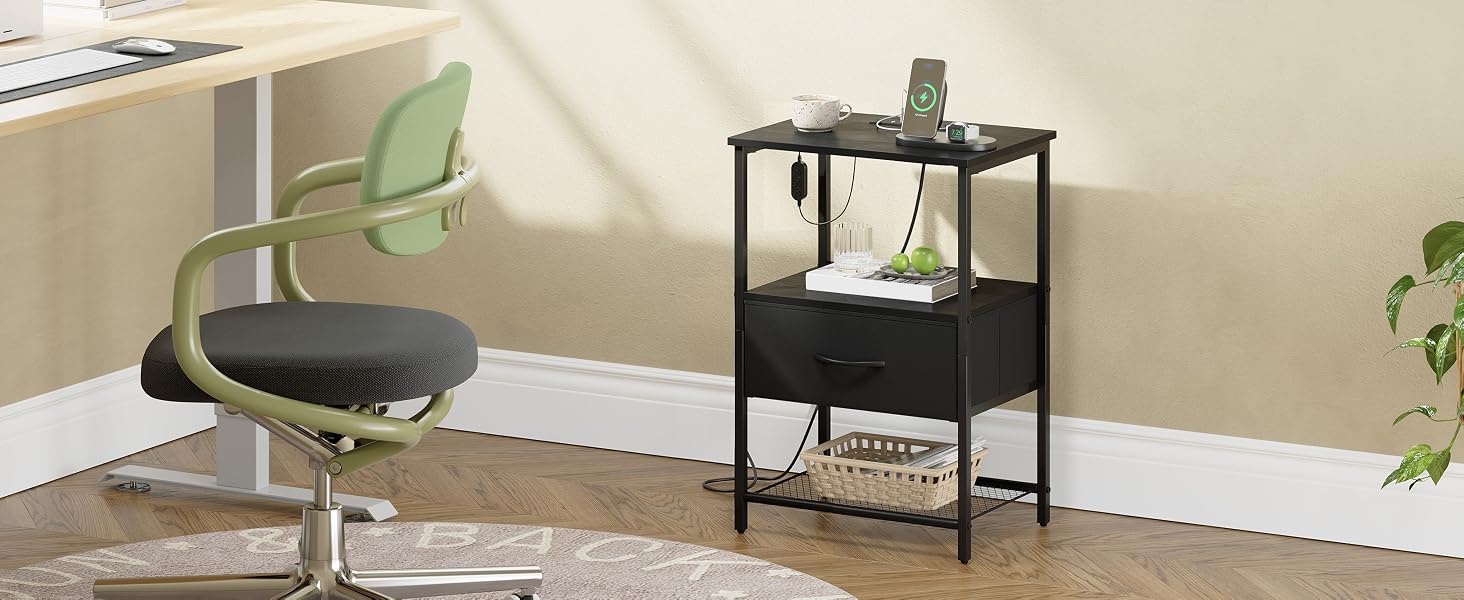 Configuration de bureau à domicile comprenant une table d'appoint en métal noir avec tiroir et étagères, positionnée à côté d'une chaise de bureau vert menthe. La table comporte plusieurs niveaux de rangement.