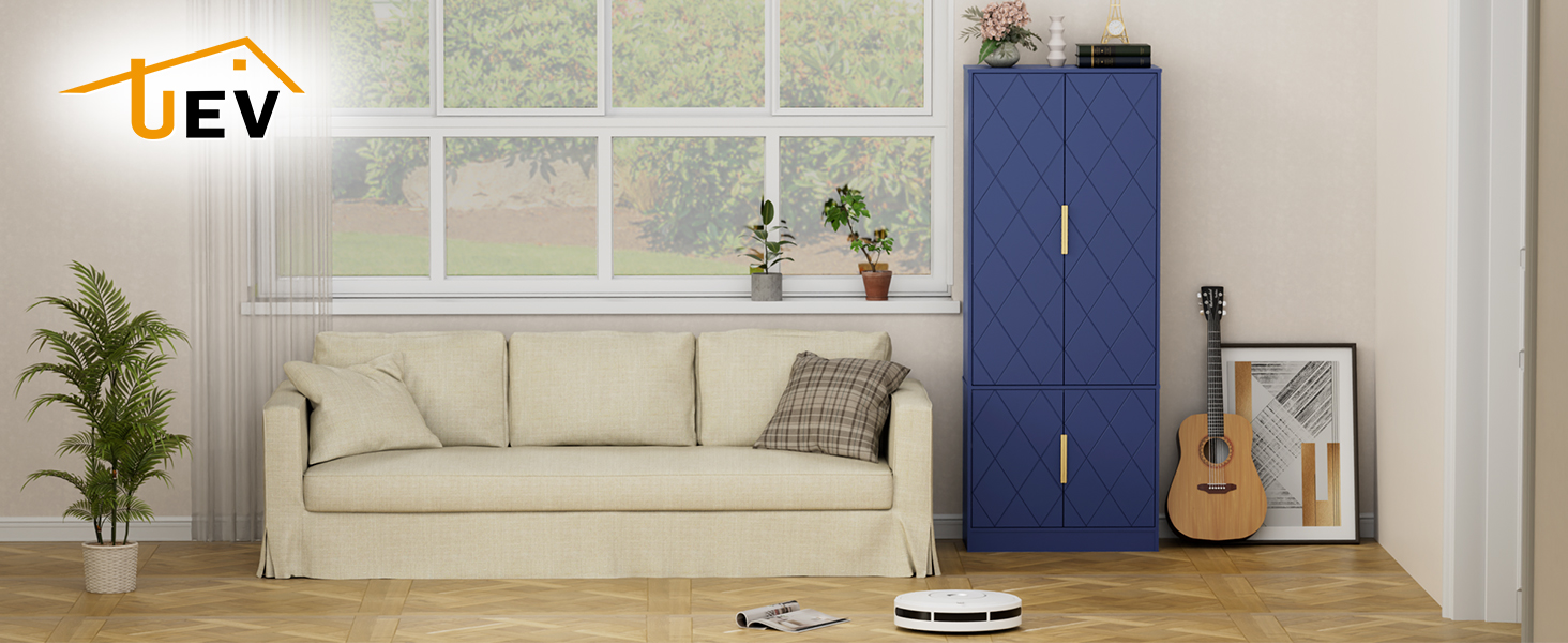 Le texte indique « LEV ». Chambre intérieure moderne avec canapé crème, armoire de rangement bleu marine, plantes en pot, étagères blanches et décoration d'étagères en bois.