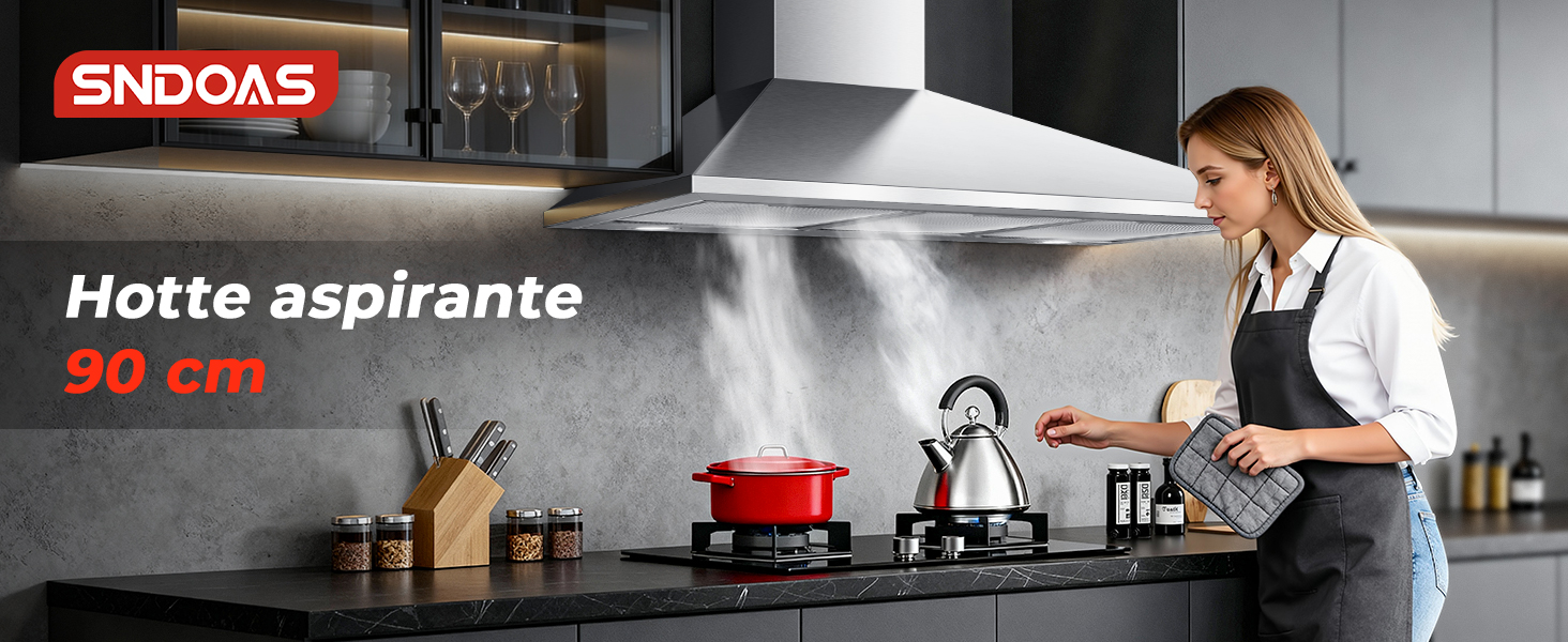 Le texte indique « Hotte aspirante 90 cm ». Scène de cuisine montrant une hotte au-dessus de la cuisinière avec des ustensiles de cuisine visibles.