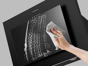 Essuyer à la main une surface en verre ou en céramique noire avec un chiffon blanc, montrant des motifs de gouttelettes d'eau et