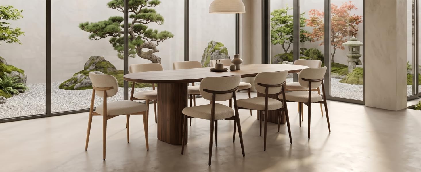 Salle à manger moderne avec table en bois naturel, chaises assorties, grandes fenêtres donnant sur le paysage, plantes en pot et mobilier contemporain minimaliste.