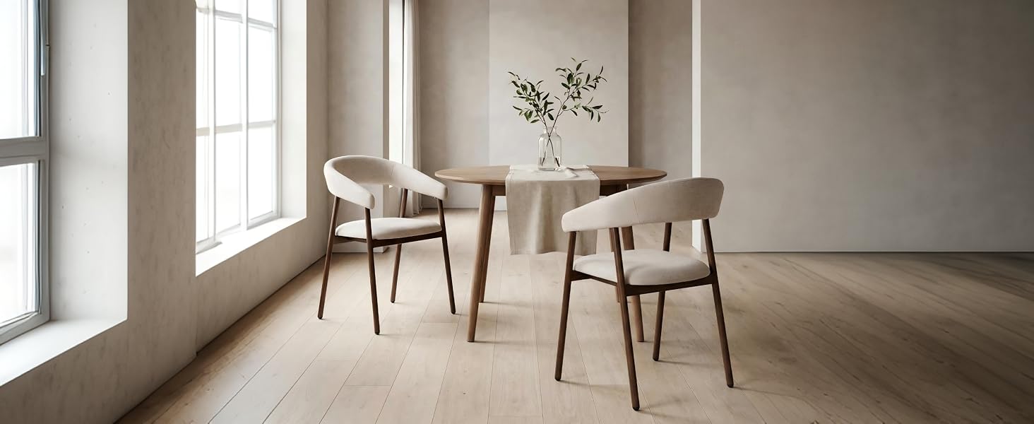 Intérieur minimaliste moderne avec deux chaises en bois avec des sièges tissés placés près de grandes fenêtres, des murs gris clair et un éclairage naturel.