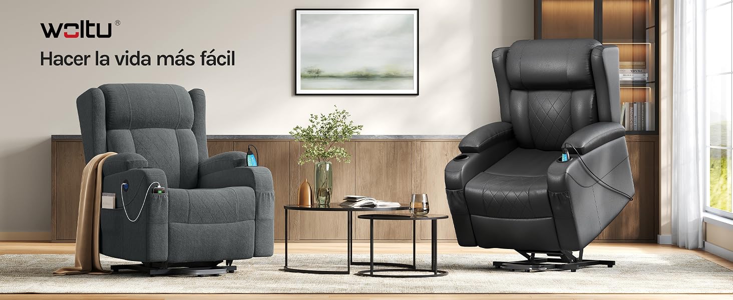 Dos sillones reclinables con elevador eléctrico tapizados en gris oscuro que se muestran en una sala de estar con paneles de pared de madera y accesorios decorativos