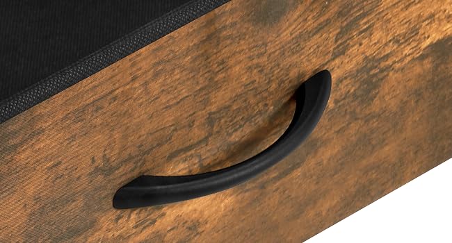 Primo piano di un cassetto o mobile in legno con manico in metallo nero, che mostra una ricca trama di venature del legno