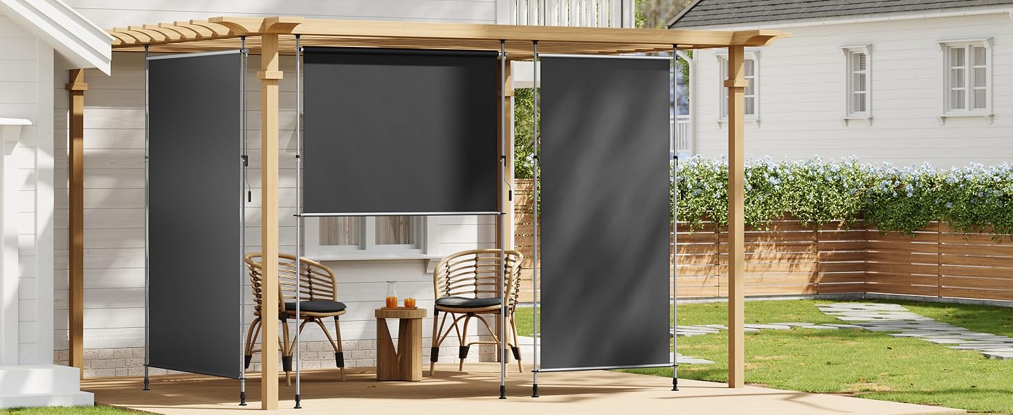 Identico all'immagine 3: pergola esterna con tre schermi per la privacy grigio scuro montati tra pali di legno, che creano un'area salotto riparata su un patio.