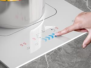 Surface de cuisson à induction blanche avec commandes tactiles, affichant des flèches bleues illuminées et un affichage numérique.