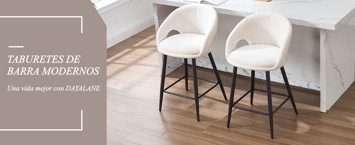 El texto dice «TABURETES DE BARRA MODERNOS». Dos taburetes de bar modernos tapizados en blanco con patas de metal negro contra una encimera blanca en un ambiente interior contemporáneo.