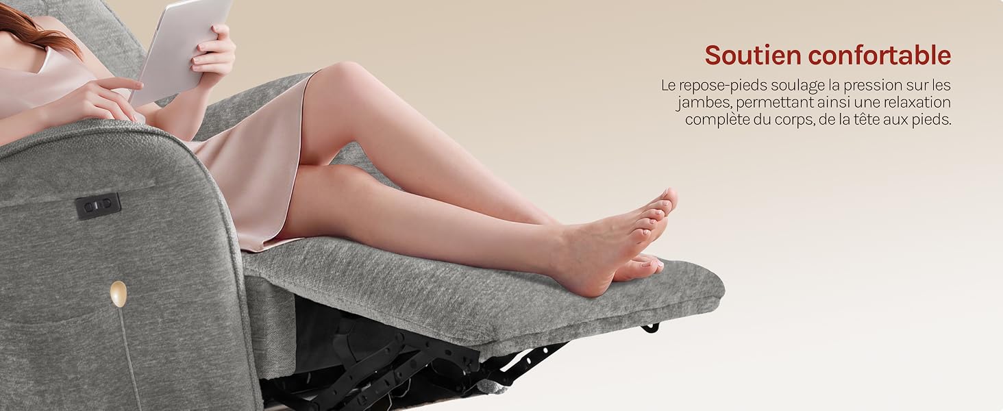 Le texte se lit comme suit : « Saucken confortable ». Les jambes de la femme reposent sur un pouf/pouf rembourré gris avec des coutures apparentes sur fond neutre.