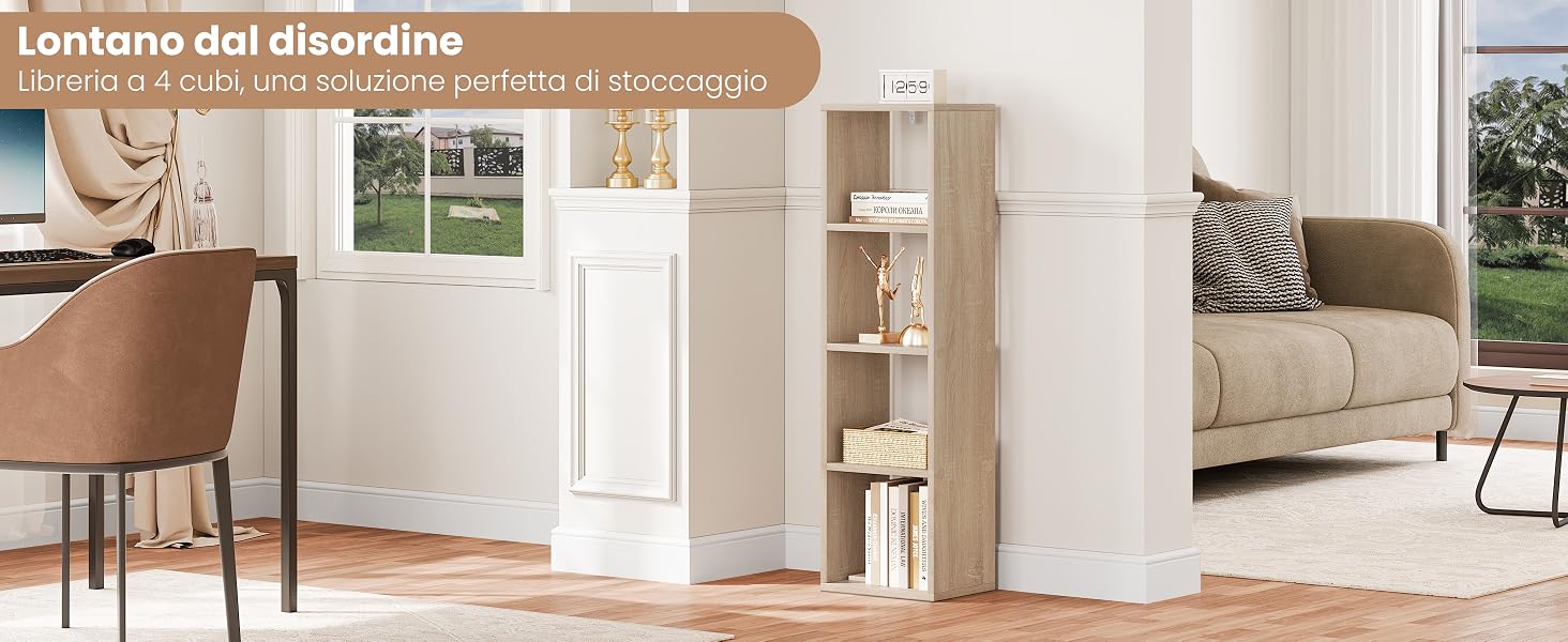 Vista interna di un soggiorno con pareti bianche, divano beige e mobili in legno.