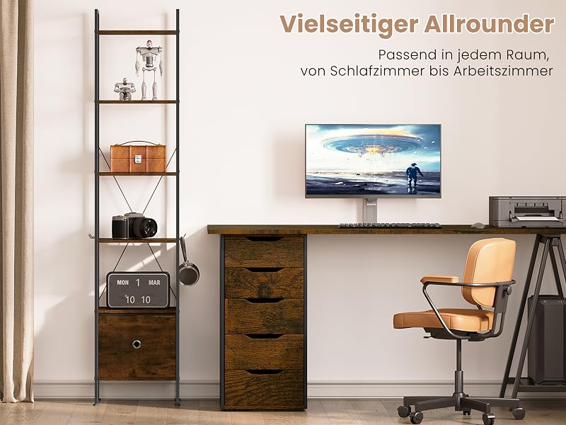 Configurazione home office con scrivania in legno, sedia, contenitori e TV a parete. La mensola Ladder espone oggetti decorativi. Il testo menziona un uso versatile in varie stanze