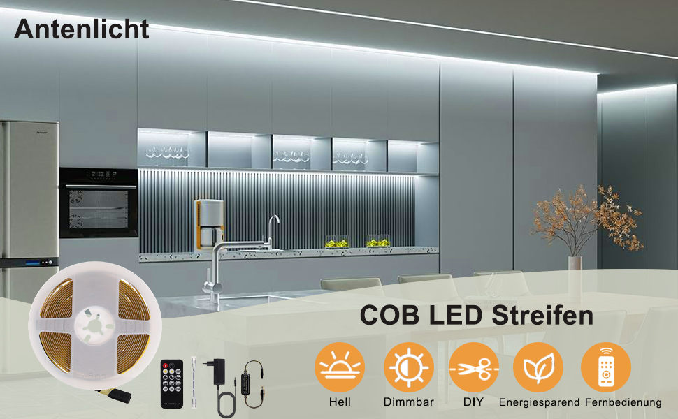 Moderne Küche mit LED-Streifenbeleuchtung unter Schränken und entlang der Decke. Auf der Rückseite befinden sich ein LED-Streifen, eine Fernbedienung und Symbole, die auf Funktionen wie Helligkeitssteuerung und Energieeffizienz hinweisen