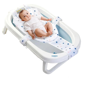 Siège de soutien de baignoire pliable pour bébé aux couleurs blanc et bleu clair, doté d'un insert en tissu à motif étoilé et d'un design ergonomique.