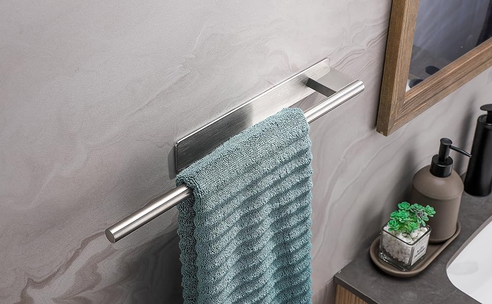 un porte-serviettes avec une serviette bleue accrochée dessus.