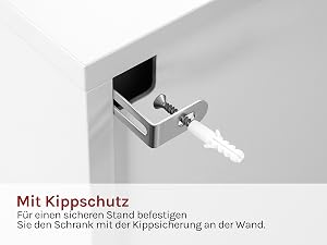 Nahaufnahme einer weißen Kippschutzhalterung für Möbel, die an einer Schrankecke angebracht ist. L-förmige Halterung aus Metall mit sichtbarer Schraube und Wandverankerung, die die sichere Befestigung an der Schrankwand demonstriert