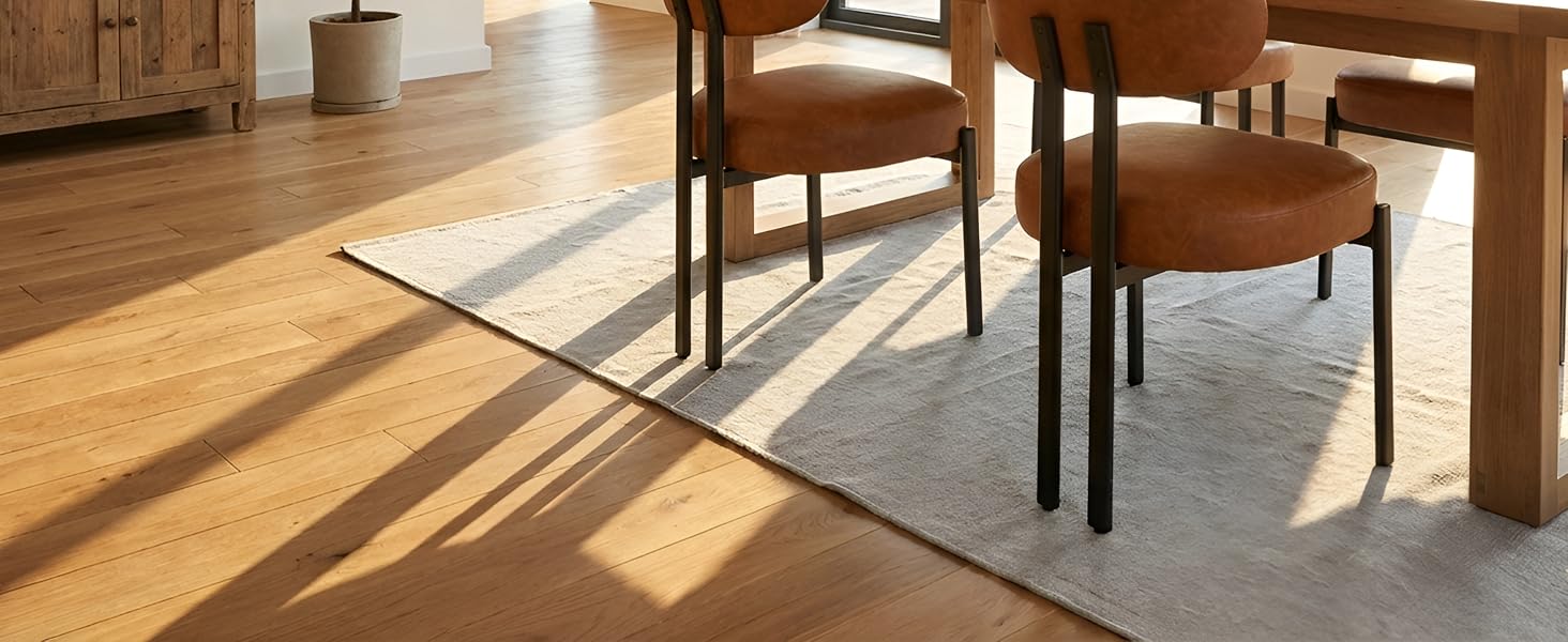 Chaises et table à manger en bois dans une pièce ensoleillée, présentant un grain de bois naturel et un design moderne et épuré.