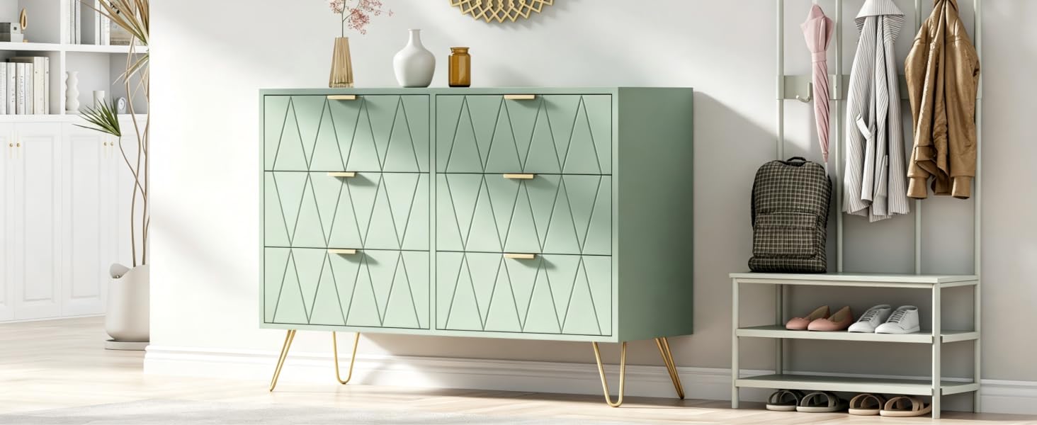 Collection de meubles de rangement d'intérieur comprenant une commode vert sauge avec des portes à motifs géométriques et des pieds en métal, ainsi qu'une étagère vert clair avec des compartiments ouverts contenant des articles d'organisation de la maison.