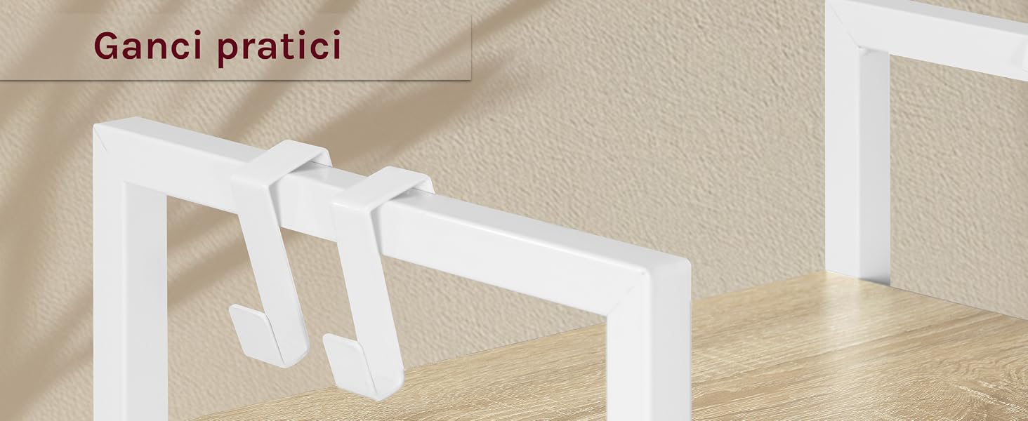Gancio per mensola in metallo bianco con due rebbi, progettato per essere appeso al telaio del mobile. Presenta un design quadrato minimalista e una superficie di ripiano in legno naturale